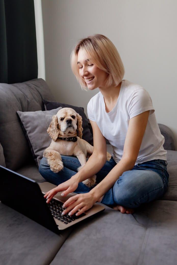 Tutora feliz com seu cachorro no sofá - cliente Unimev